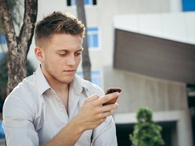 Akıllı adam bina dışında akıllı telefon kullanarak, yaşam tarzı kavramı.