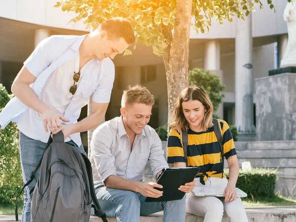 Étudiant universitaire heureux utilisant tablette ensemble à l'extérieur du bâtiment — Photo