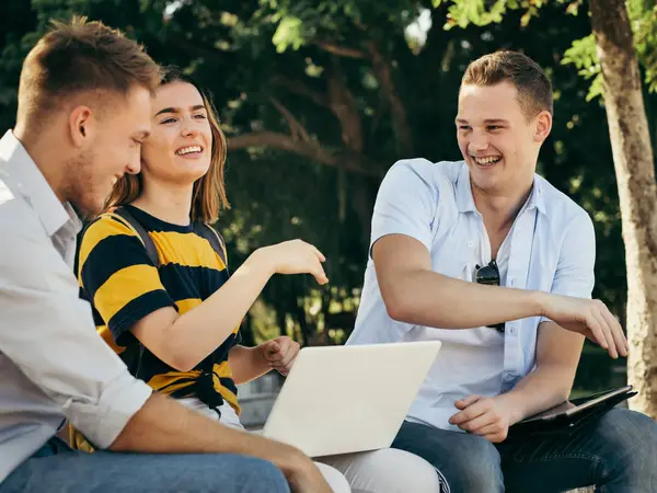 Glückliche Universitätsstudentin mit Laptop zusammen außerhalb des Gebäudes — Stockfoto