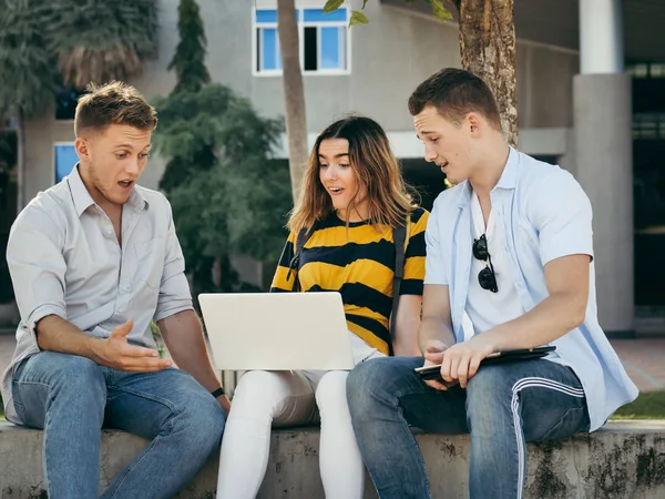 Şaşırtıcı üniversite öğrencisi birlikte buil dışında tablet kullanarak