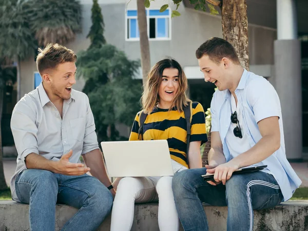 Étonnant étudiant de l'université utilisant tablette ensemble à l'extérieur buil — Photo