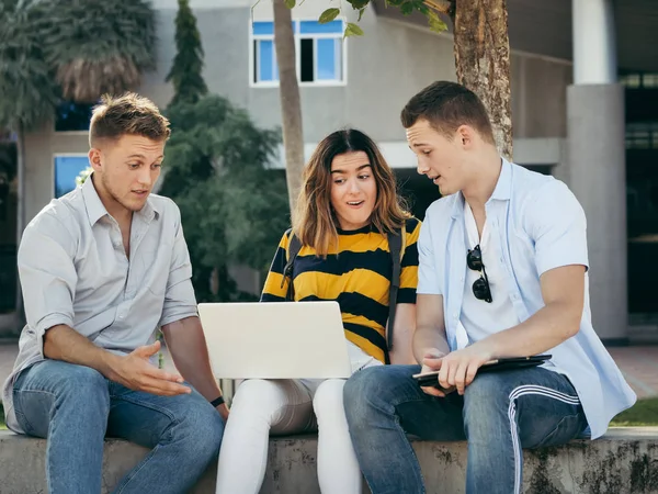 Überraschende Uni-Studentin nutzt gemeinsam Tablet vor dem Gebäude — Stockfoto