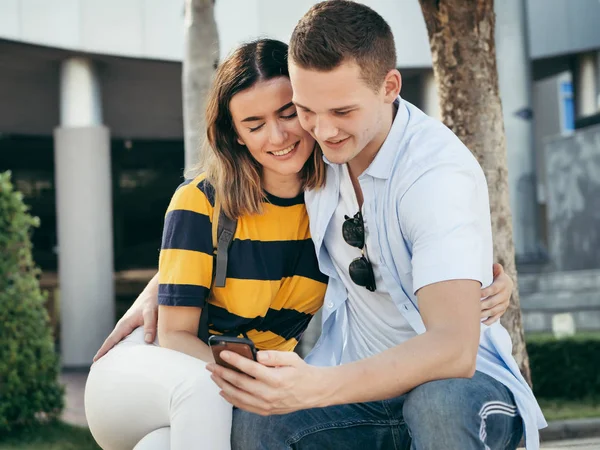 Foto selfie casal feliz juntos por smartphone . — Fotografia de Stock