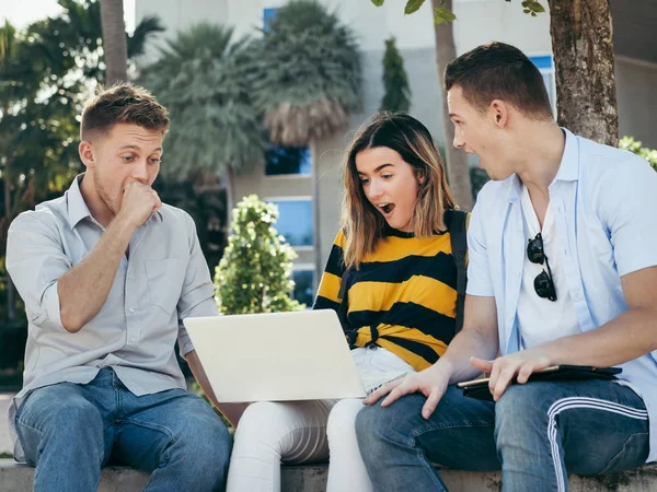 Überraschende Uni-Studentin nutzt gemeinsam Tablet vor dem Gebäude — Stockfoto