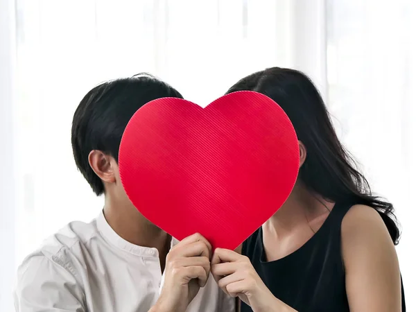 Pareja feliz enamorada sosteniendo la forma del corazón rojo, concepto de San Valentín . — Foto de Stock