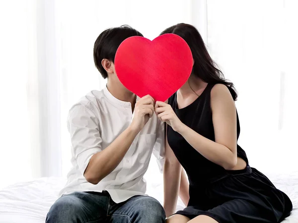 Couple heureux amoureux tenant la forme du coeur rouge, concept de valentine . — Photo