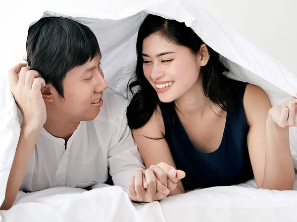 Feliz asiático pareja bajo blanco manta juntos, estilo de vida conce — Foto de Stock