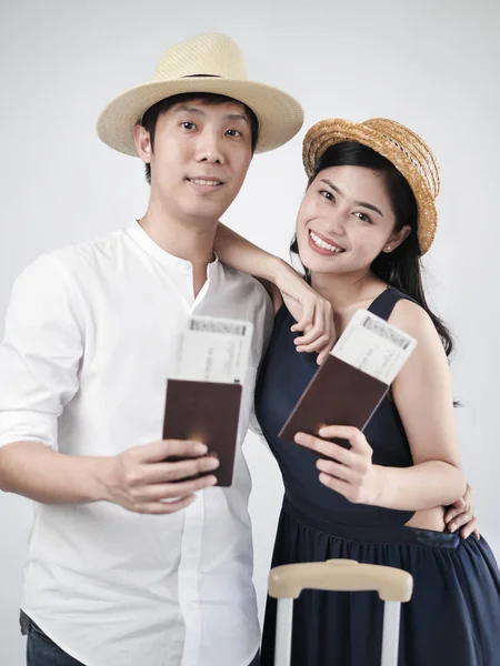 Heureux couple de touristes asiatiques détenant passeport Thaïlande et suitcas — Photo