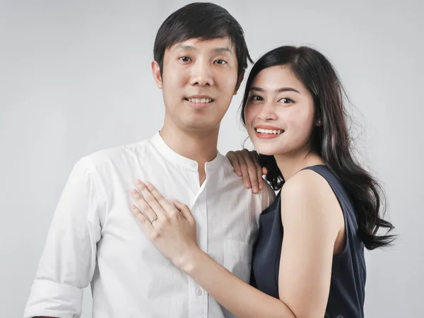 Asiático casal abraçando junto com fundo branco . — Fotografia de Stock