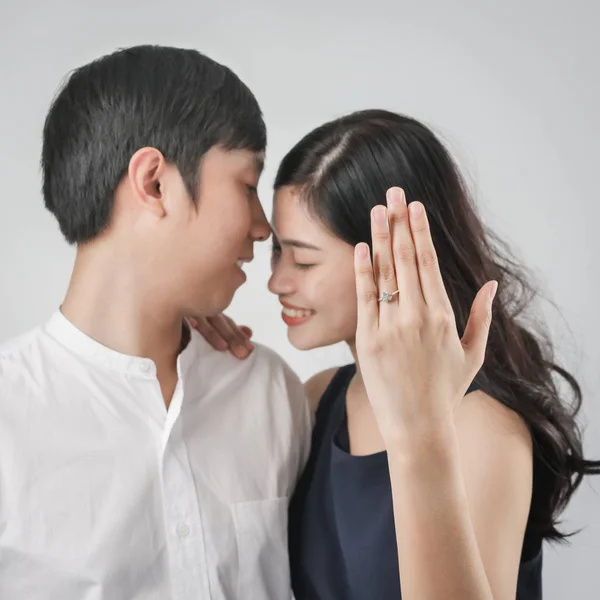 Šťastná žena ukazuje zásnubní prsten po návrhu, když je mazd — Stock fotografie