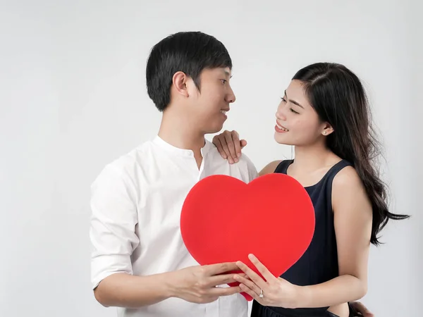 Casal feliz no amor segurando forma de coração vermelho, conceito valentine . — Fotografia de Stock