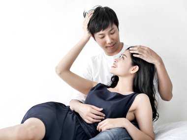 Mutlu Asya çift yatakta evde, yaşam kavramı.