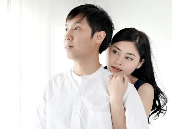 Romantická Asijská dvojice se vrací u okna domů, životní styl co — Stock fotografie