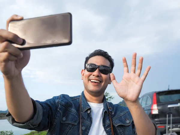 Asiático turista tirar foto por seu telefone inteligente, enquanto na viagem de carro — Fotografia de Stock