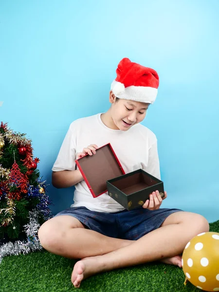 クリスマスコンセプトのアジアの十代の少年赤い空白のギフトボックス. — ストック写真