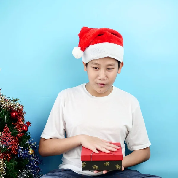 Asiatiska preteen Boy Holding Red gift box med Christmas Concept. — Stockfoto
