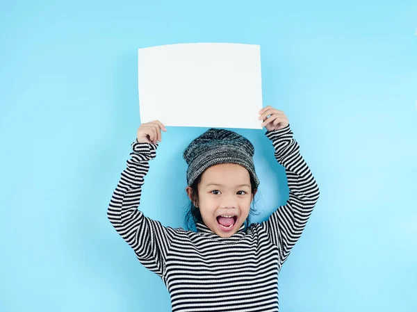 Asiatico ragazza in inverno costume holding bianco carta bianca su blu b — Foto Stock