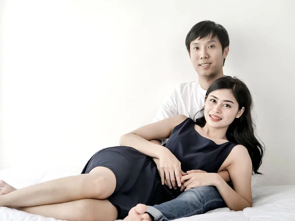 Счастливая азиатская пара на кровати дома, концепция образа жизни . — стоковое фото