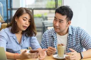 Neşeli Asyalı meslektaşları işbirliği içinde çalışıyoruz.