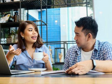 Neşeli Asyalı meslektaşları işbirliği içinde çalışıyoruz.