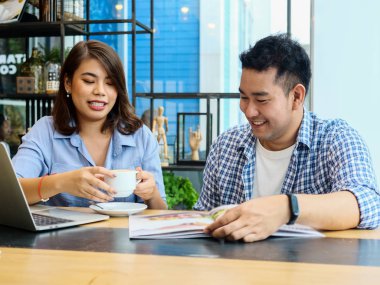 Neşeli Asyalı meslektaşları işbirliği içinde çalışıyoruz.