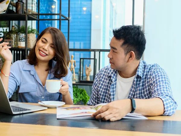 Fröhliche asiatische Kollegen arbeiten zusammen. — Stockfoto