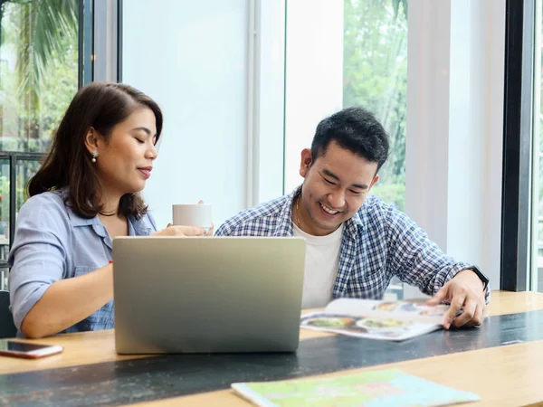 Fröhliche asiatische Kollegen arbeiten zusammen. — Stockfoto