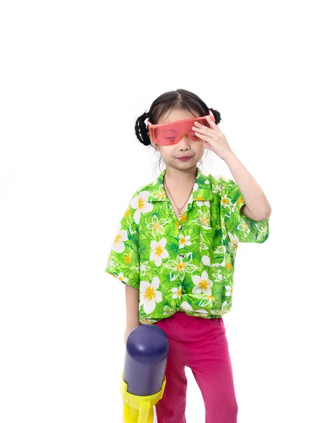 Joven chica asiática con pistola de agua sobre fondo blanco, Songkran Fe — Foto de Stock