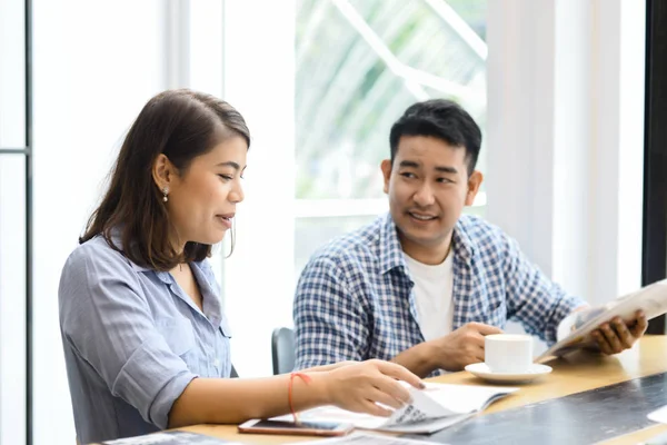 Asiatisches Paar wählt sein Getränk im Coffeeshop, Lifestyle-Kokain — Stockfoto