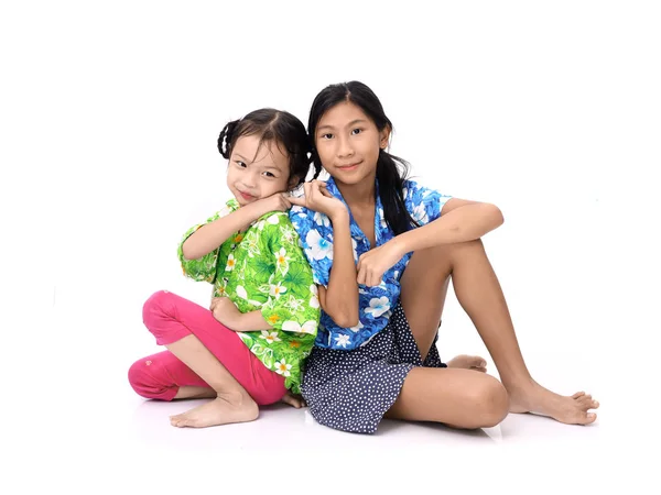 Asian girl and her sister hugging together and looking at camera — Stock Photo, Image