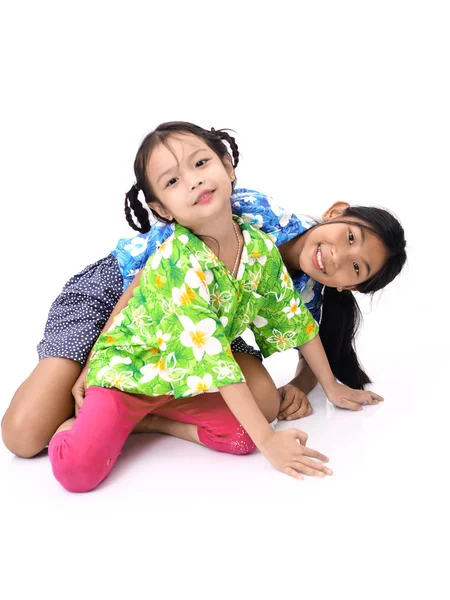 Asiática chica y su hermana abrazando juntos y mirando a la cámara — Foto de Stock