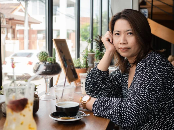 Asiatisk kvinde afslappende på kaffebar, livsstil koncept . - Stock-foto