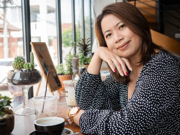 Aziatische vrouw ontspannen bij coffeeshop, lifestyle concept. — Stockfoto