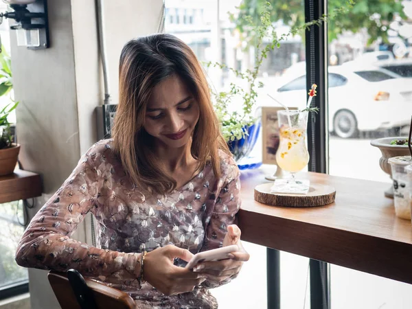 Asiatisk kvinna använder smart telefon på kafé, livsstil koncept. — Stockfoto