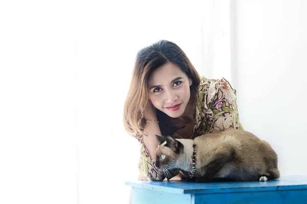 Asiatique femme et son chat avec fenêtre lumière à la maison . — Photo