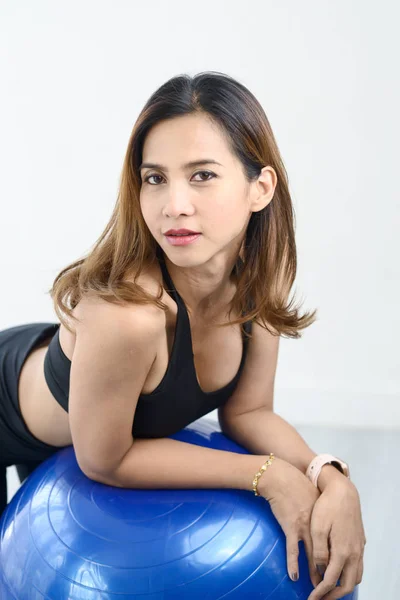 Azji sport kobieta siedzi na niebieskich pilates piłkę, styl życia concep — Zdjęcie stockowe