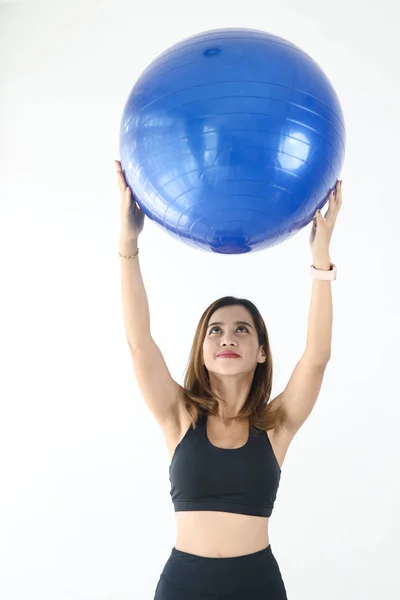Ásia esporte mulher segurando azul bola pilates, estilo de vida conceito . — Fotografia de Stock