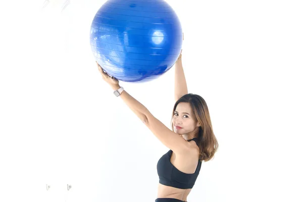 Asiatische Sportlerin mit blauem Ball Pilates, Lifestylekonzept. — Stockfoto