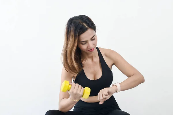 Asiática wom sport mujer usando drumbbel y mirando inteligente reloj , — Foto de Stock