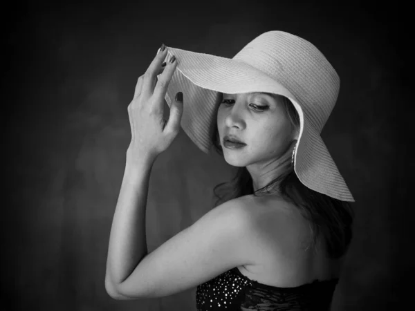 Portrait of Asian woman wearing dress and hat, black and white f — Stock Photo, Image