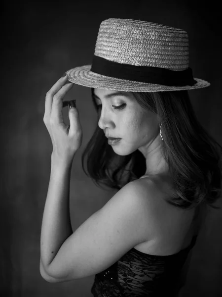 Portrait of Asian woman wearing dress and hat, black and white f — Stock Photo, Image