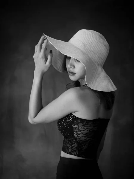 Portrait of Asian woman wearing dress and hat, black and white f — Stock Photo, Image