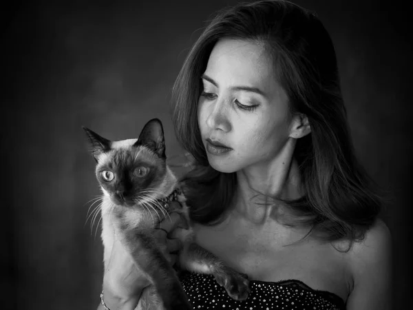 Portrait of beautiful Asian woman holding her cat in black and w — Stock Photo, Image