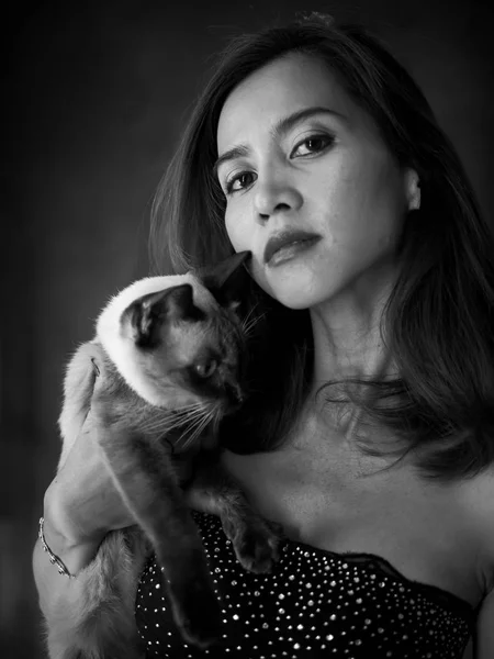 Portrait of beautiful Asian woman holding her cat in black and w — Stock Photo, Image