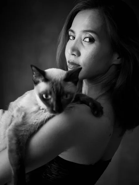 Portrait of beautiful Asian woman holding her cat in black and w — Stock Photo, Image