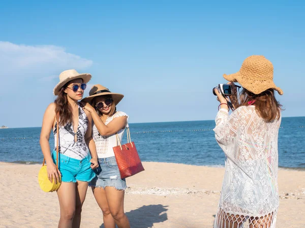 Mujeres asiáticas felices tomando fotos juntos en la playa, estilo de vida — Foto de Stock