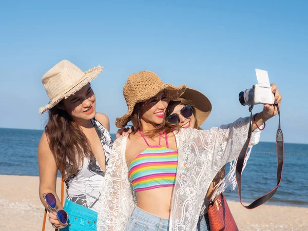 Heureuses femmes asiatiques prenant des photos ensemble sur la plage, style de vie — Photo