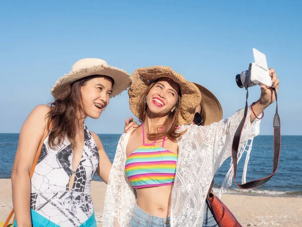 Mujeres asiáticas felices tomando fotos juntos en la playa, estilo de vida — Foto de Stock