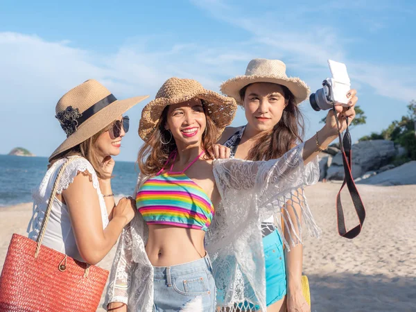 Mujeres asiáticas felices tomando fotos juntos en la playa, estilo de vida — Foto de Stock