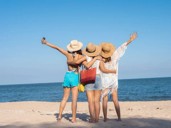 Tył kobiet w kapeluszu cieszących się na plaży, styl życia conce — Zdjęcie stockowe
